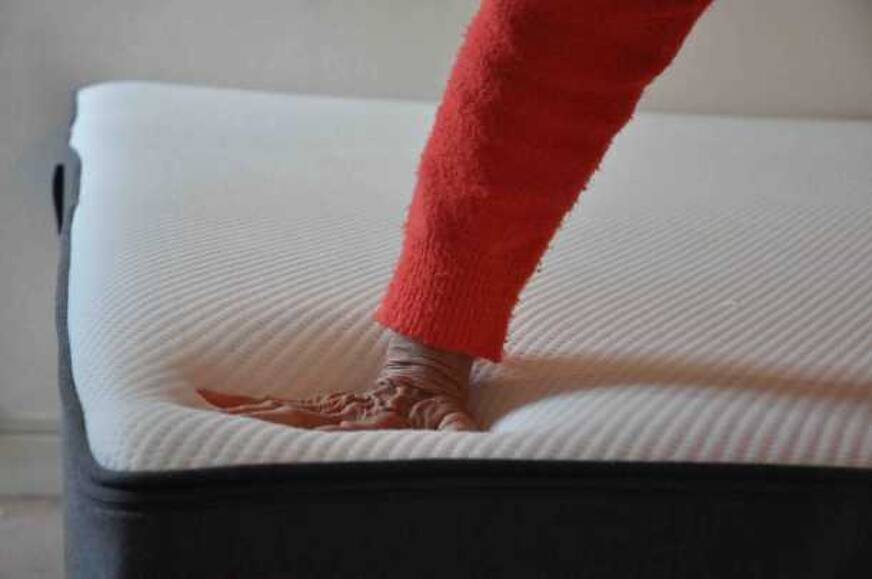 main fermeté sur le matelas casper